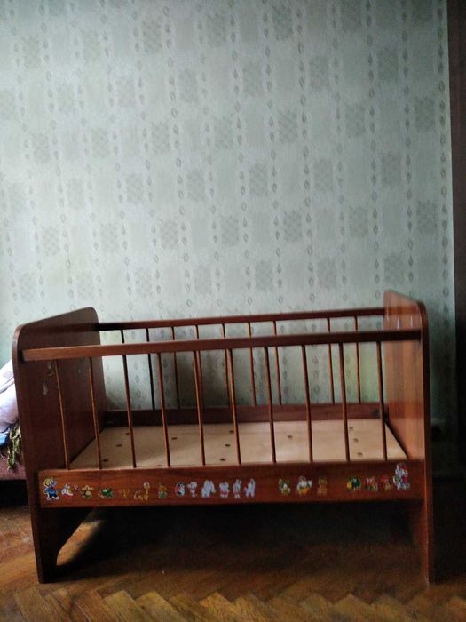 Дерев'яне дитяче ліжечко