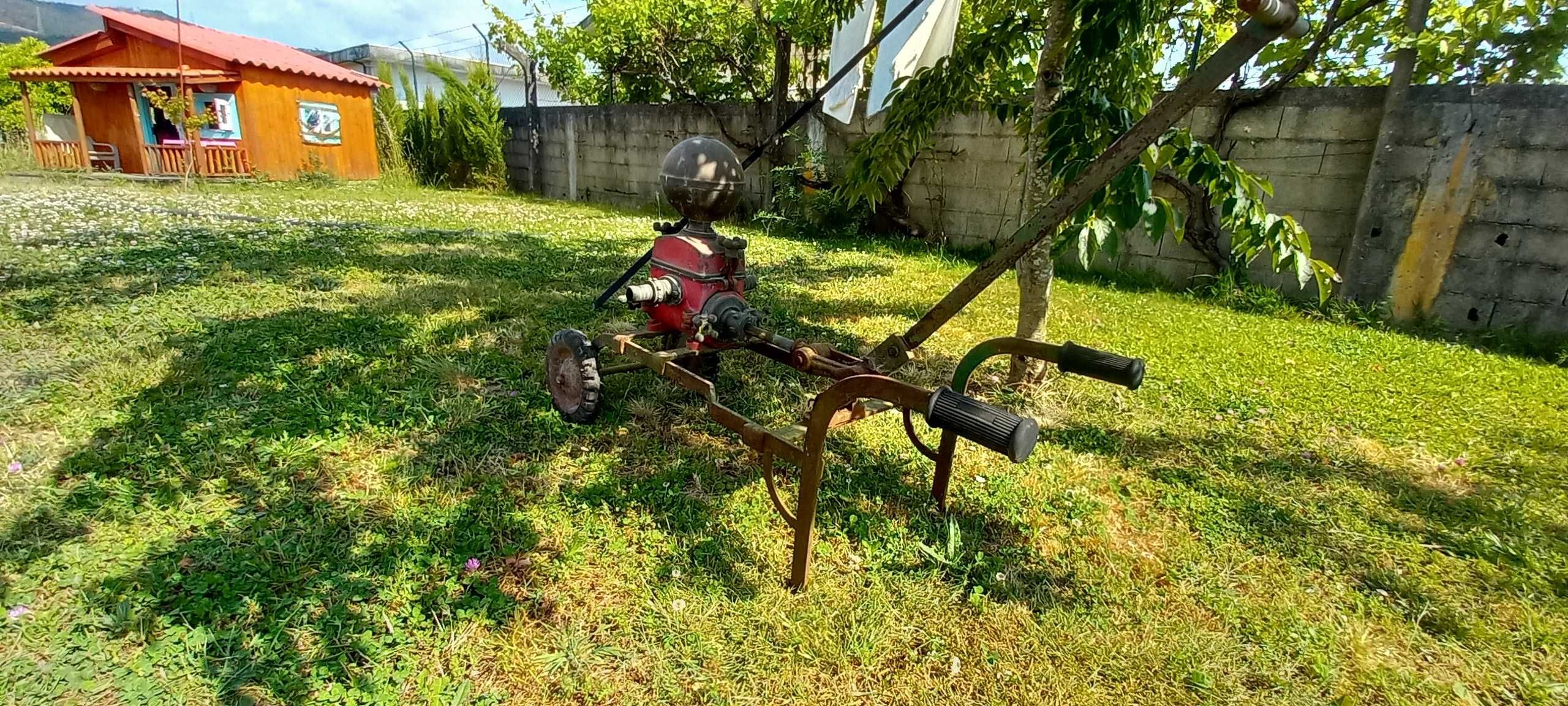 Bomba de Água Manual com Carrinho