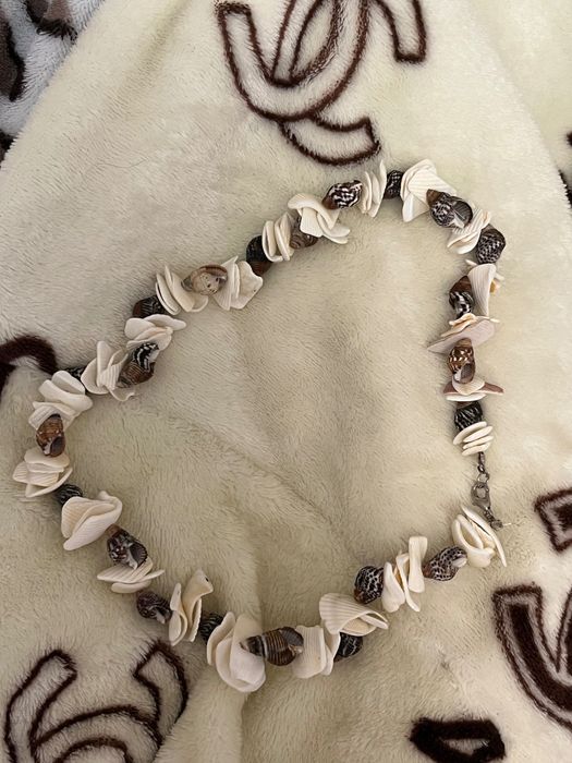Прикраса з натурального каміння та ракушок