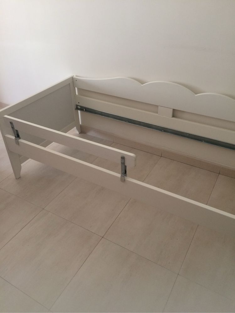 Cama  individual IKEA c/ Barra modelo SENSVIK