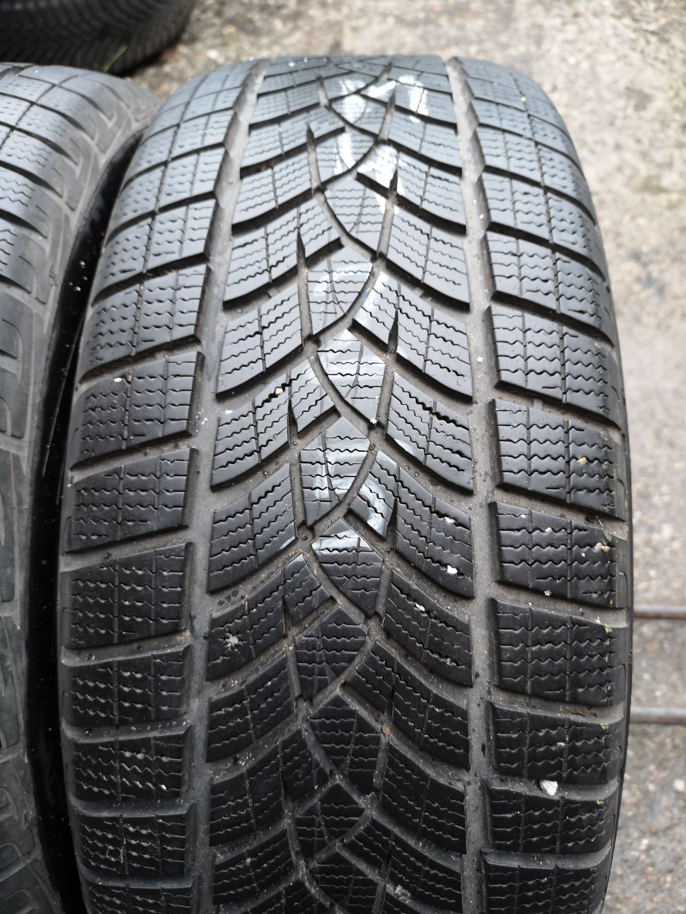 Opony zimowe 235/55/17 Goodyear 2szt 6,5mm 2018r