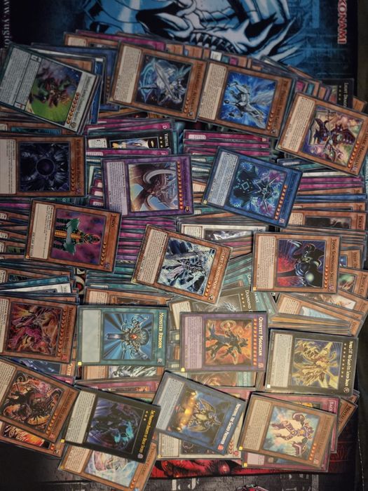 zestaw 250 niepowtarzalnych i oryginalnych kart Yu-Gi-Oh!
