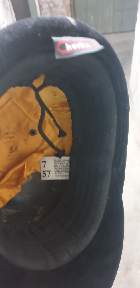 Duży koń na biegunach Plus kask jeździecki