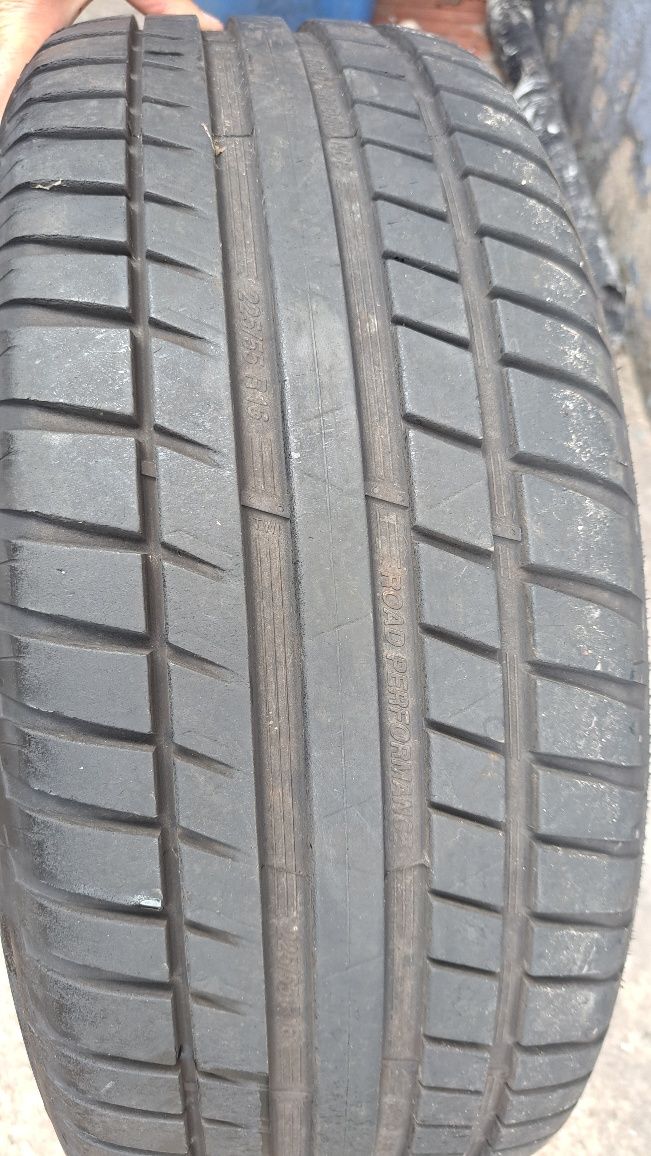 Jantes originais de Lexus com pneus novos.