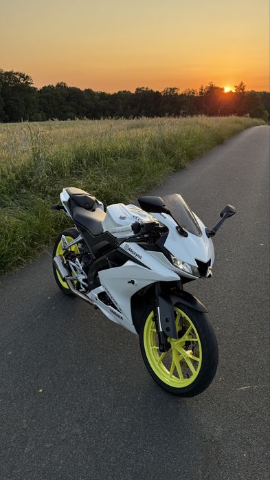 Yamaha r125 z akcesoryjnym wydechem