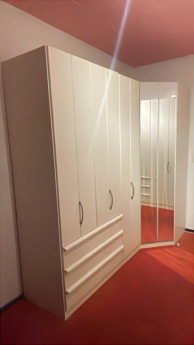 Szafa biała narożna z lustrem