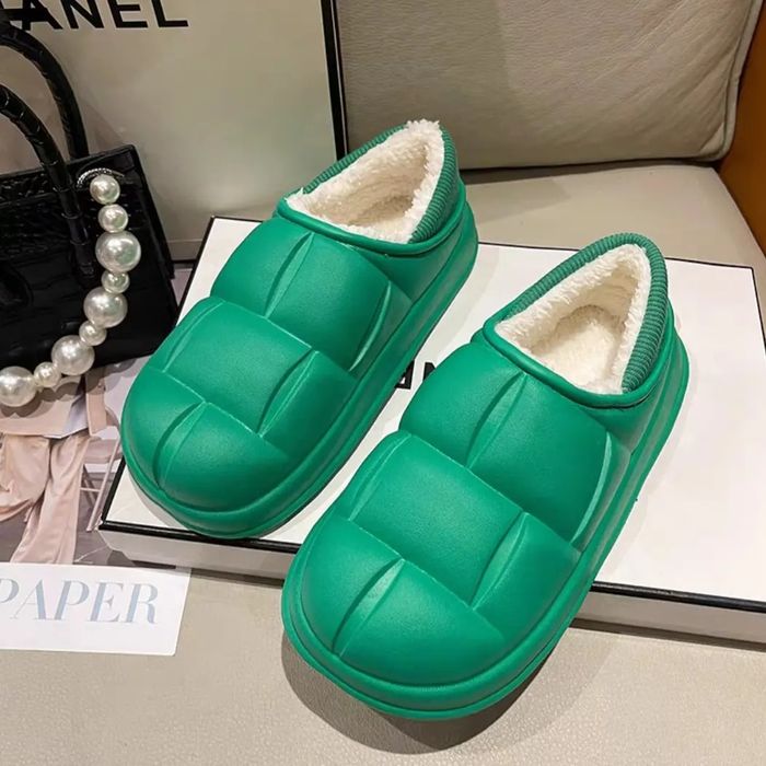 Галоши, калоши, дутики, угги, тапки для дома на высокой подошве.