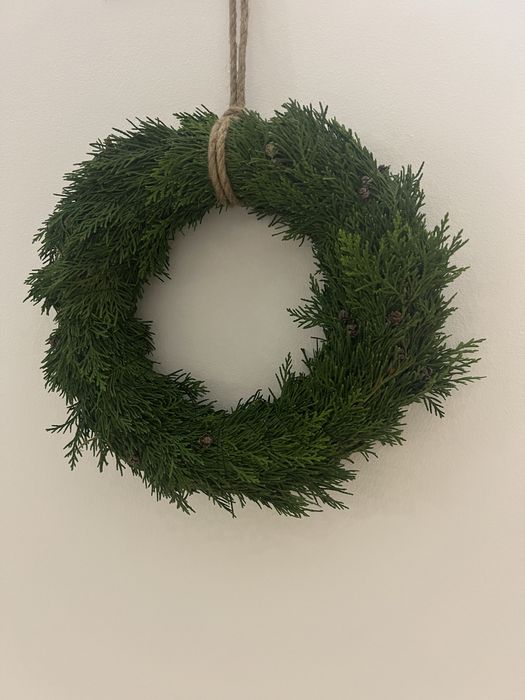Naturalny wianek z tui – minimalistyczna dekoracja