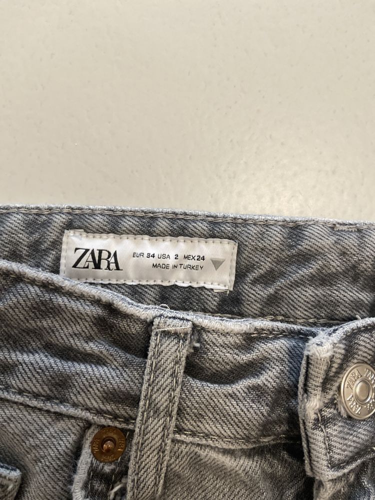 szare jeansy z średnim/wysokim stanem