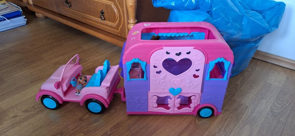 Duże Autko z przyczepą kampingową. Zabawka