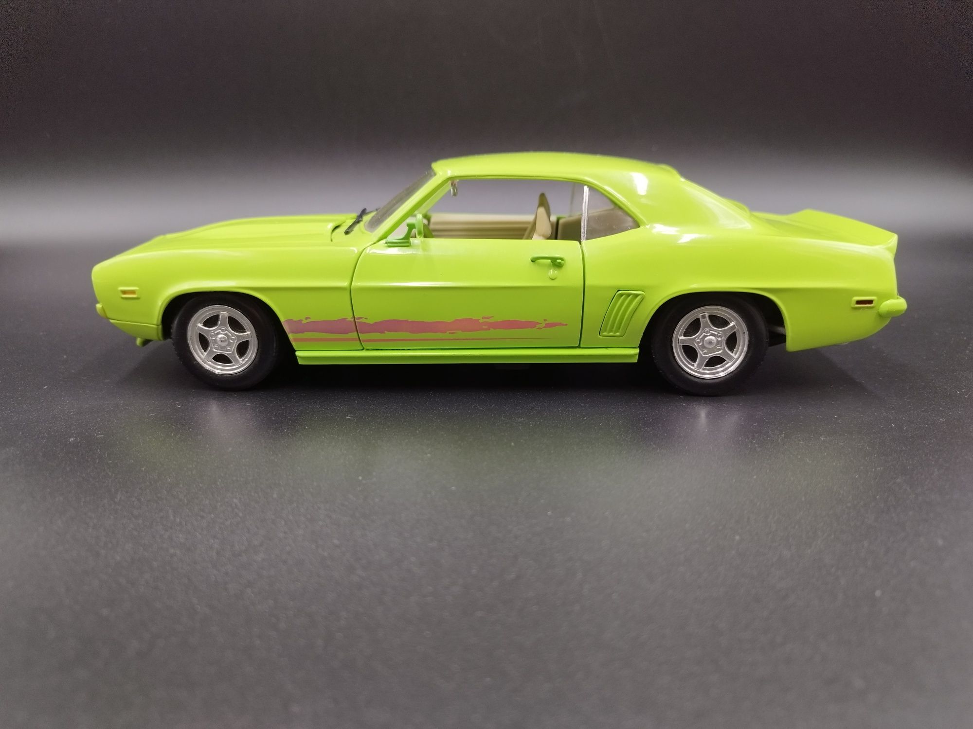 1:18 Ertl 1969 Chevrolet Camaro model