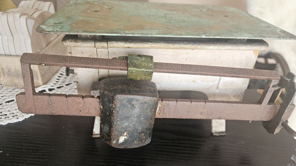 Zabytkowa waga miedz