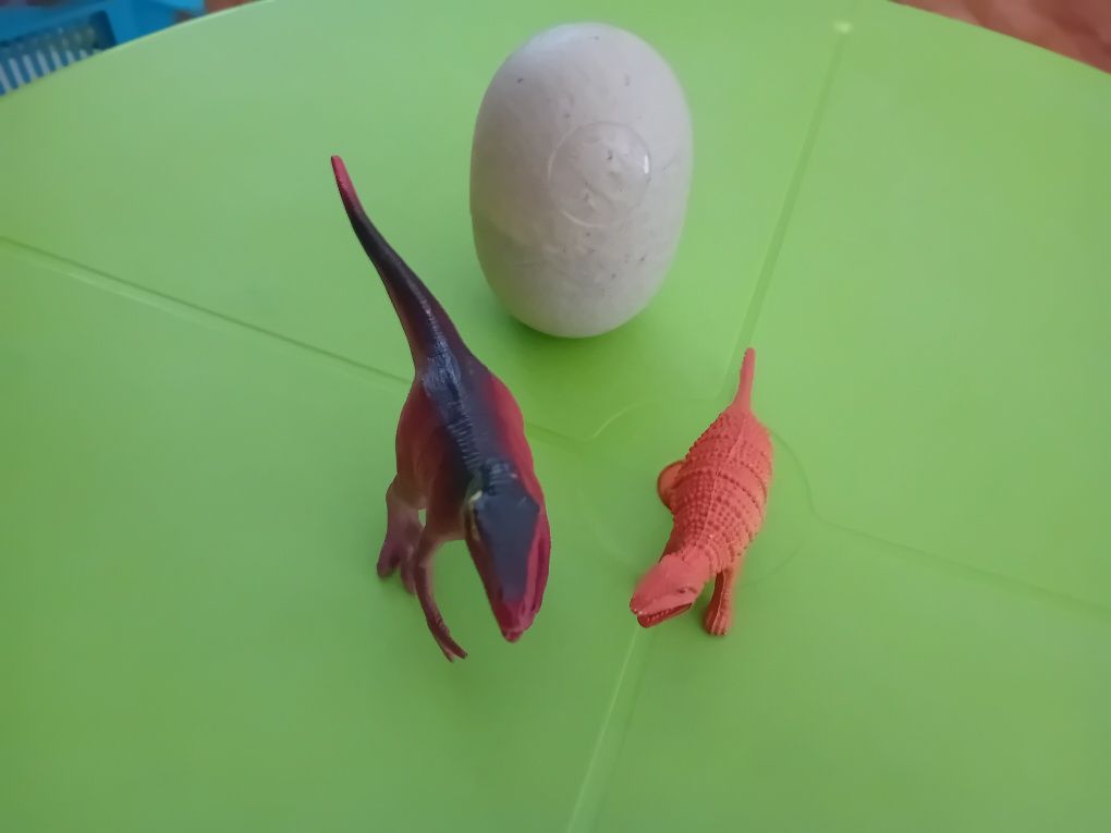 2 Dinossauros e Ovo