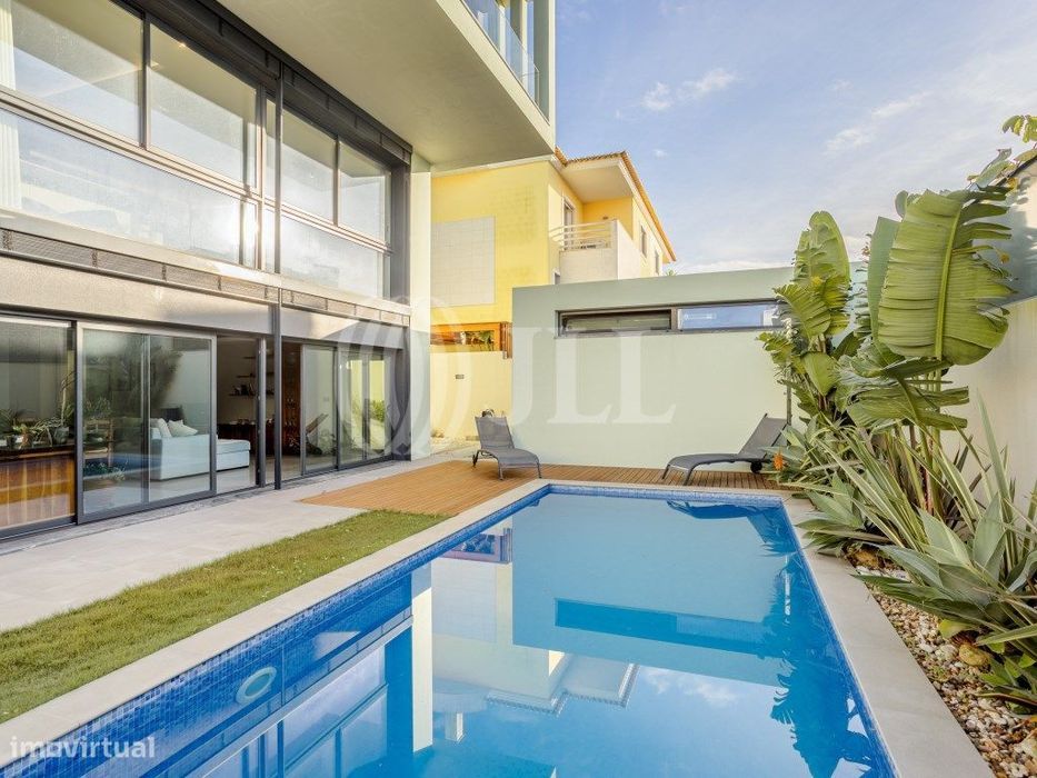Moradia T3 com piscina e garagem, em Carcavelos, Cascais