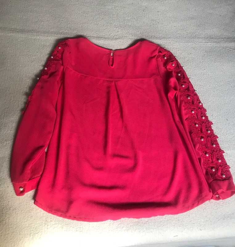 Blusa cor de rosa com bolinhas