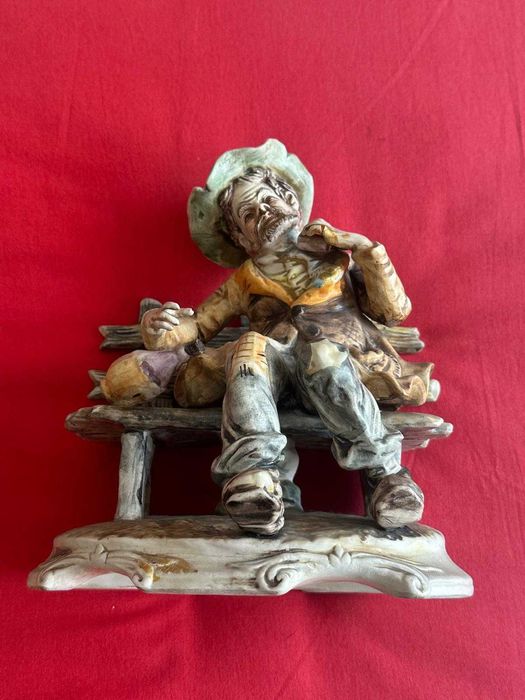 Estatueta de Homem sentado num banco