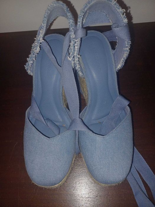 Sandálias de cunha em ganga da Stradivarius