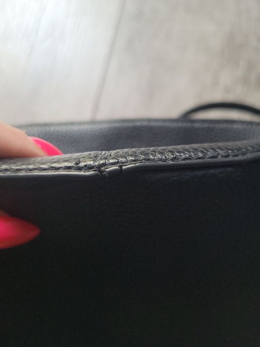 Czarna torebka Guess