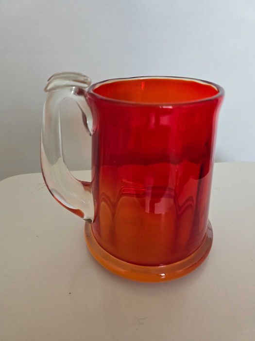 Kufel z czerwonego szkła
