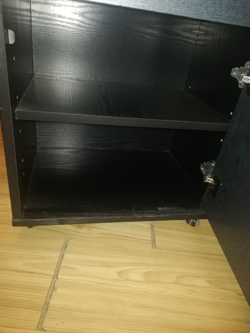 Niebieska szafka na kółkach