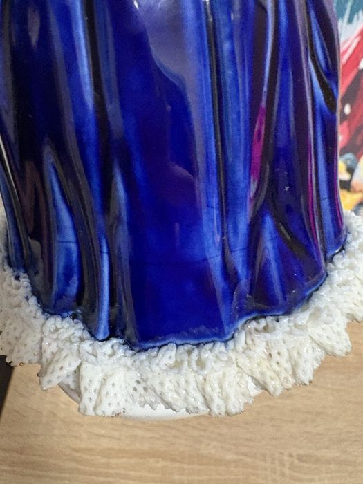 Фарфорова статуетка жінки