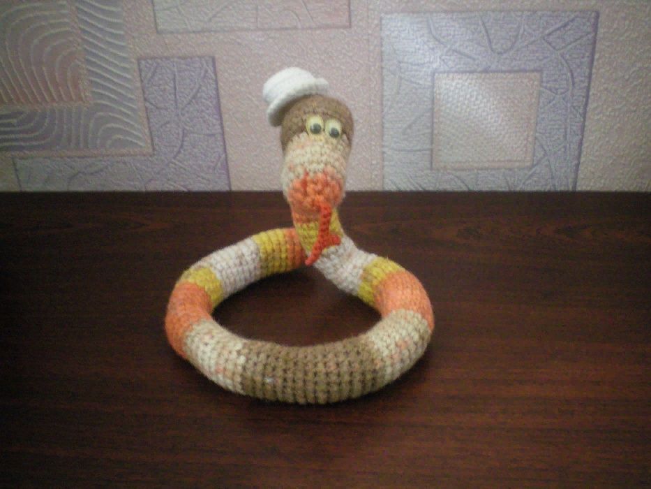 Игрушка вязаная Змея в шляпке ручная работа детская мягкая игрушка