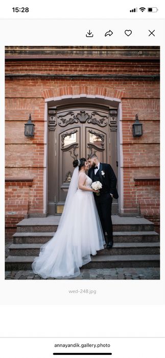 Весільна сукня в класичному стилі зі шлейфом та ручним розшивом корсет