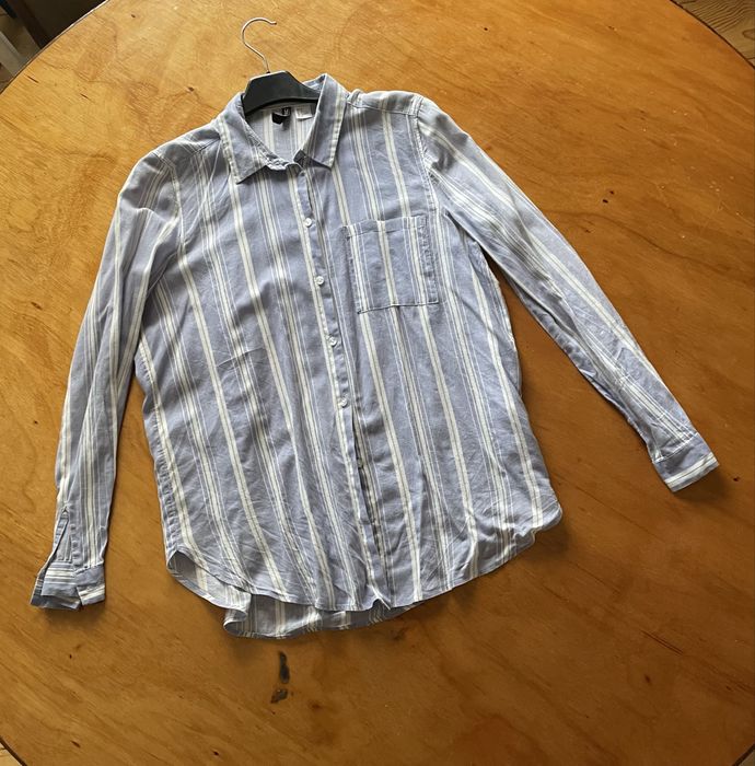 Camisa riscas azuis e brancas