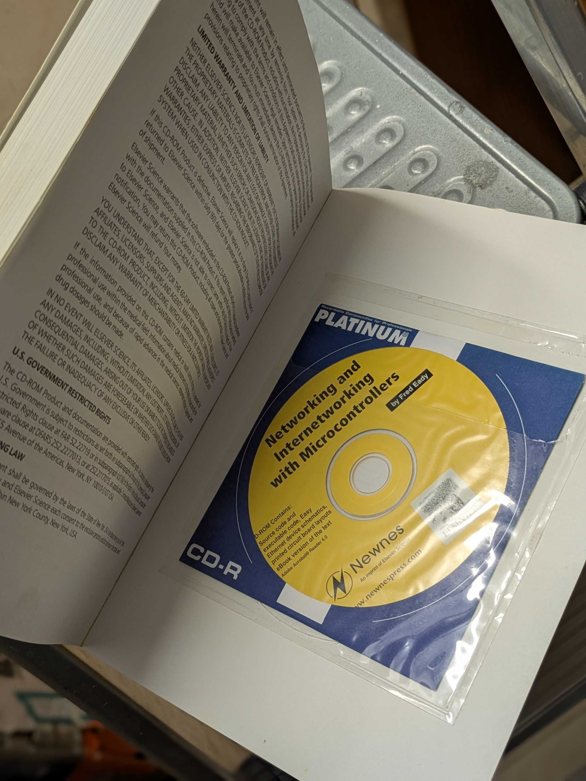 Networking and Internetworking with Microcontrollers c/ CD [Como Novo]