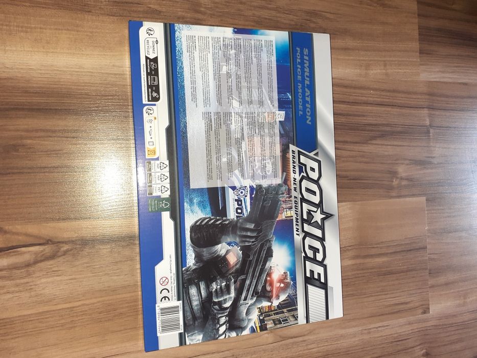 Zestaw policjanta pistolet karabin kajdanki