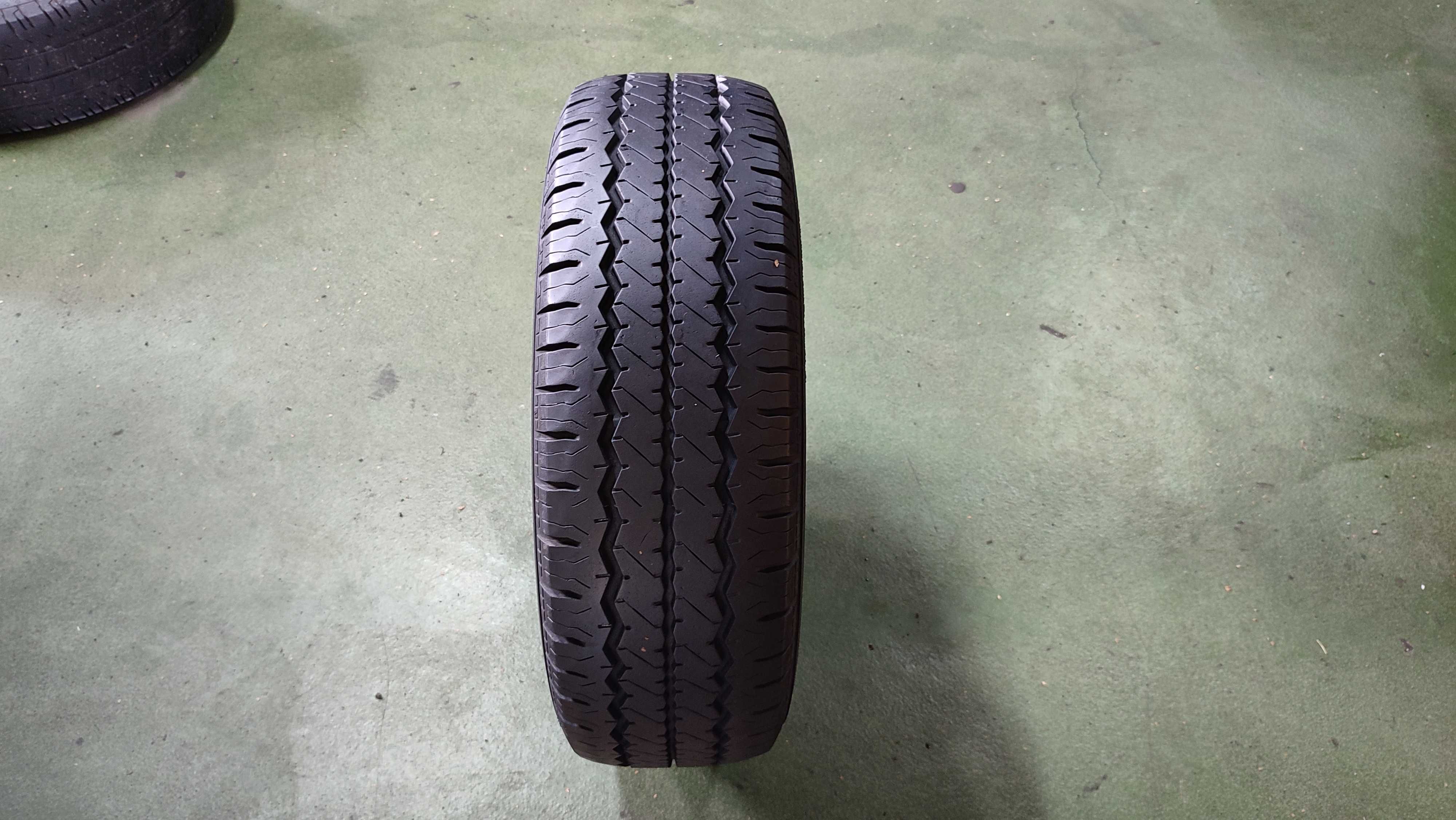 Opona pojedyncza 195 70 R15C 104/102R Hankook RA08 bieżnik 7,2mm