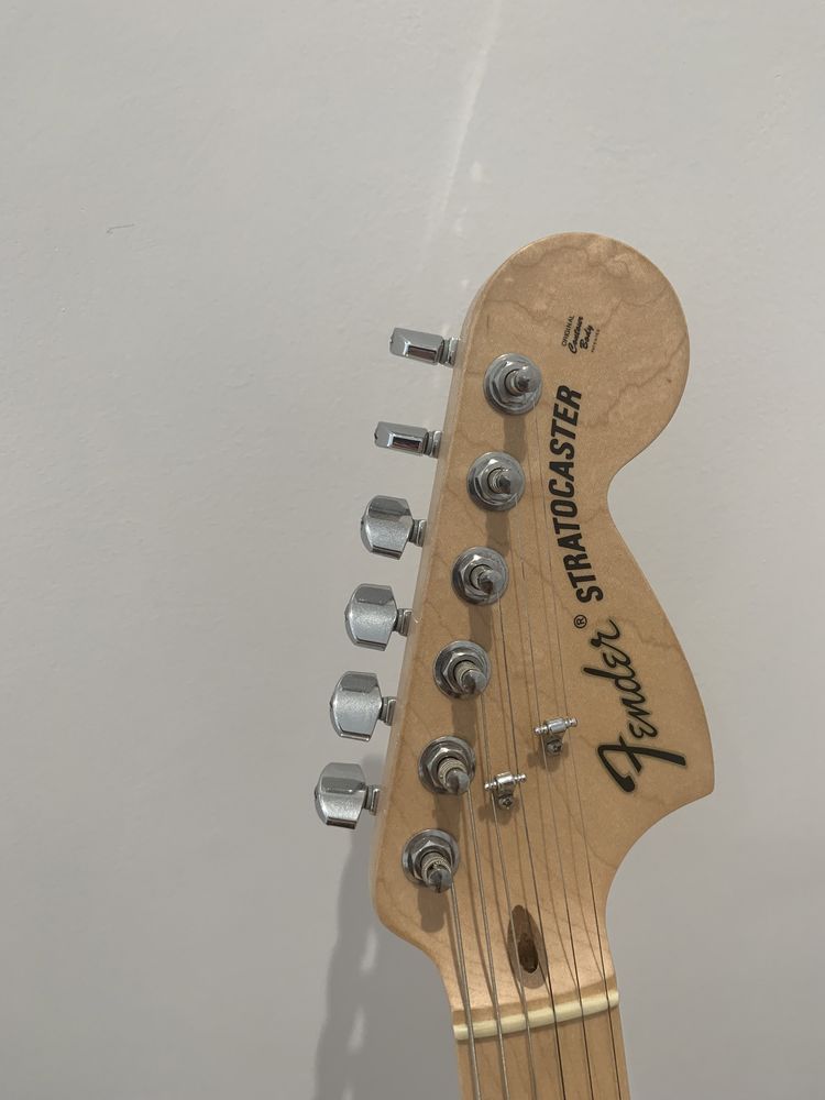 Guitarras Yamaha APX500 III e Fender Stratocaster Highway One 08