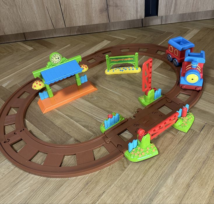 Пластикова залізнична дорога з інтерактивним паровозиком