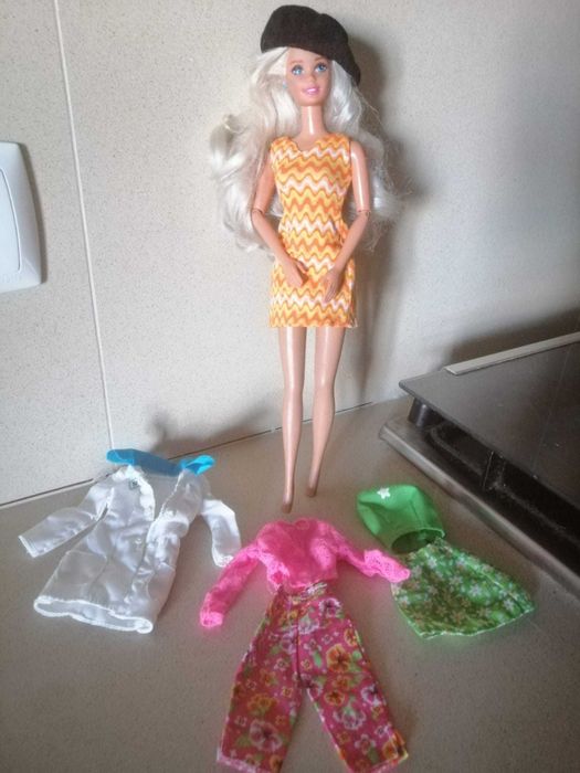 Barbie articulada loura e de olhos azuis