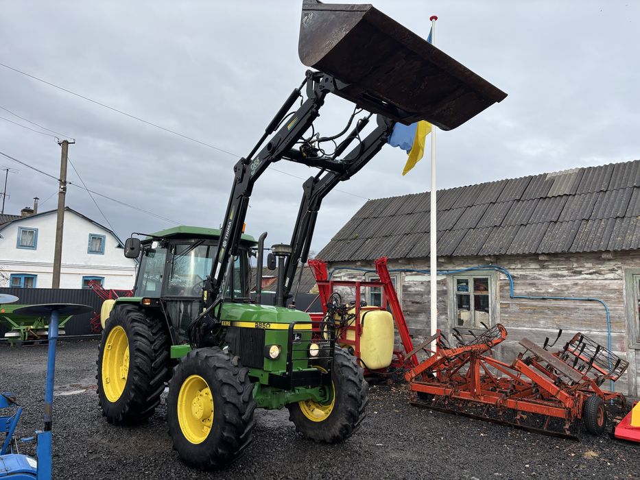 Трактор John Deere 2850 з фронтальним погрущиком