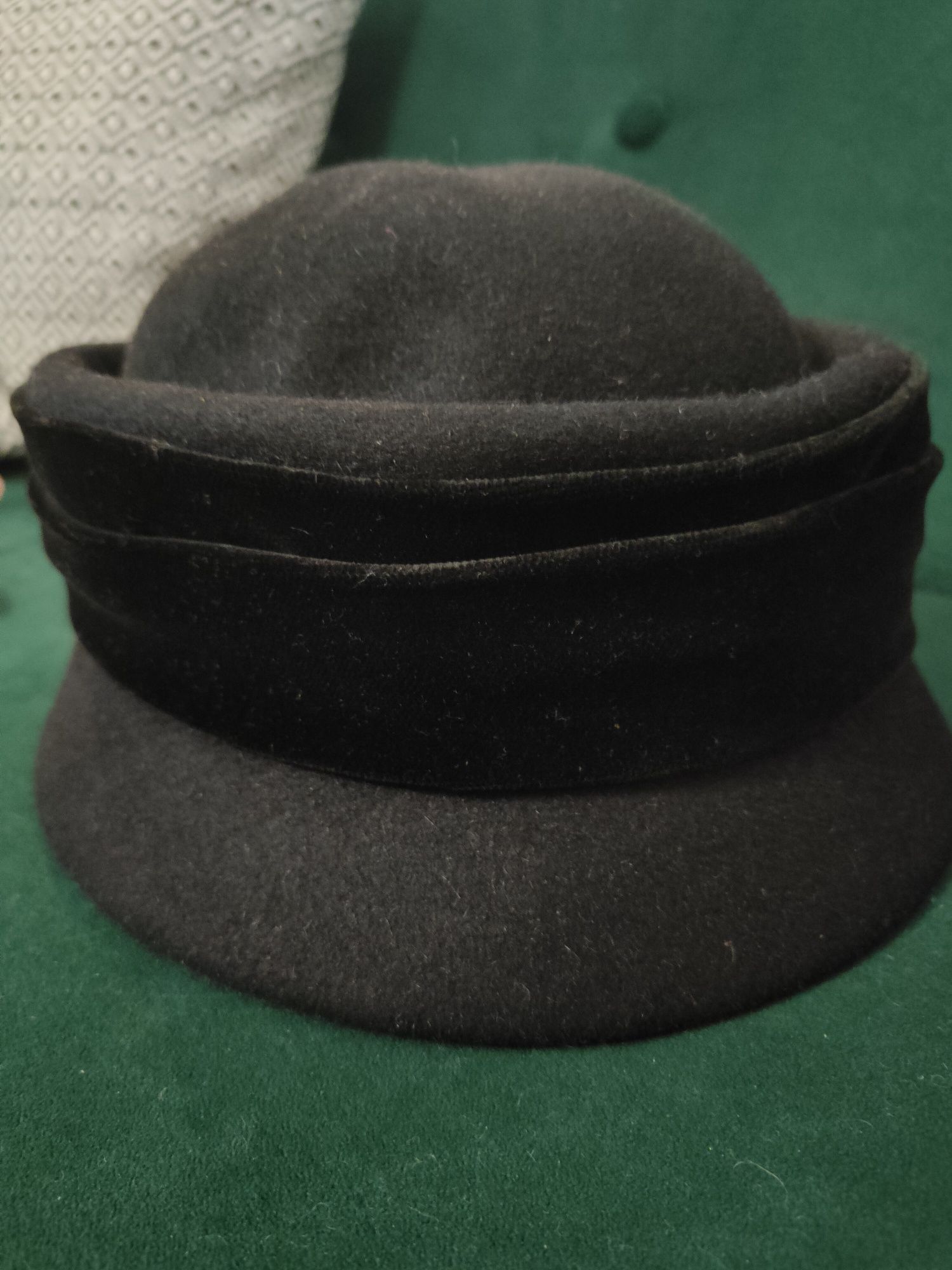 Czarny kapelusik od modystki