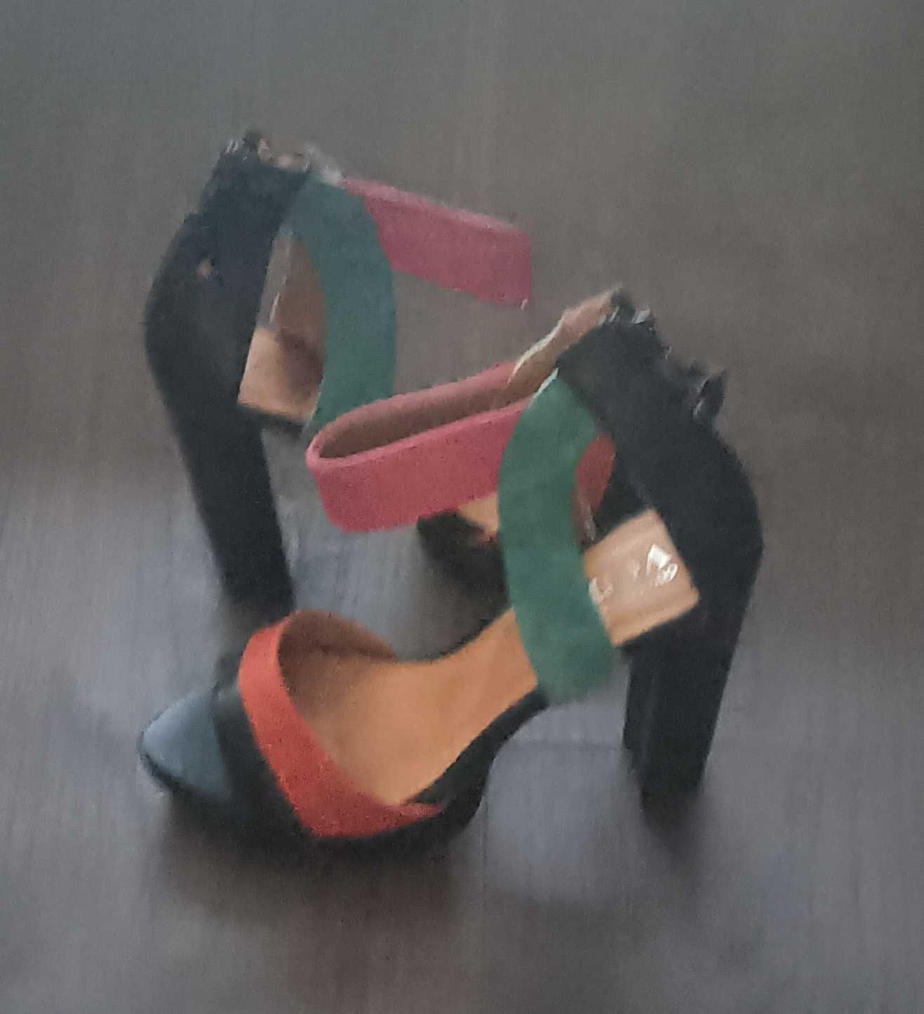 Sandálias multicolor novas