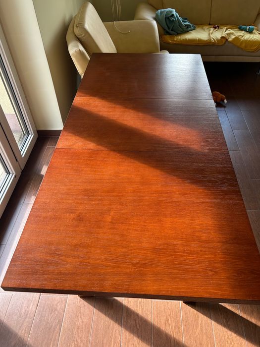 Drewniany stół do jadalni