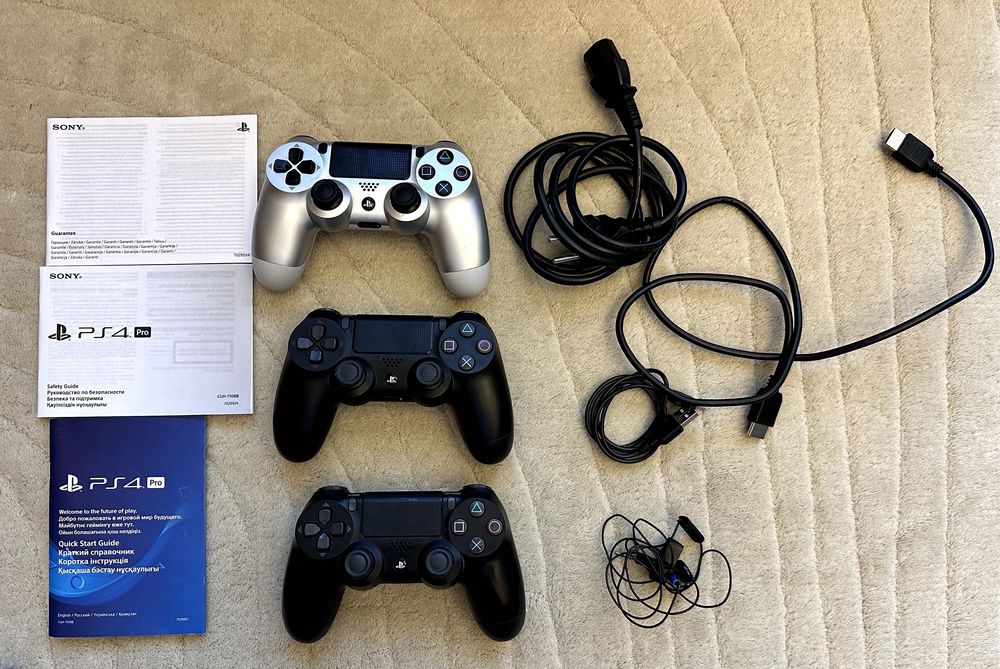 PS4 Pro, 1TB + 3 джойстика + 13 игр (состояние 10/10)