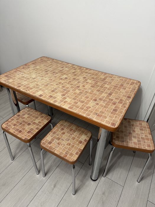 Стіл кухонний та 4 табуретки