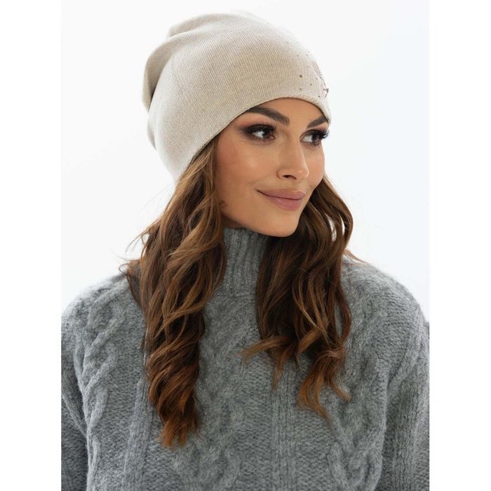 beżowa czapka damska marszczona z haftem i kryształkami - peterson