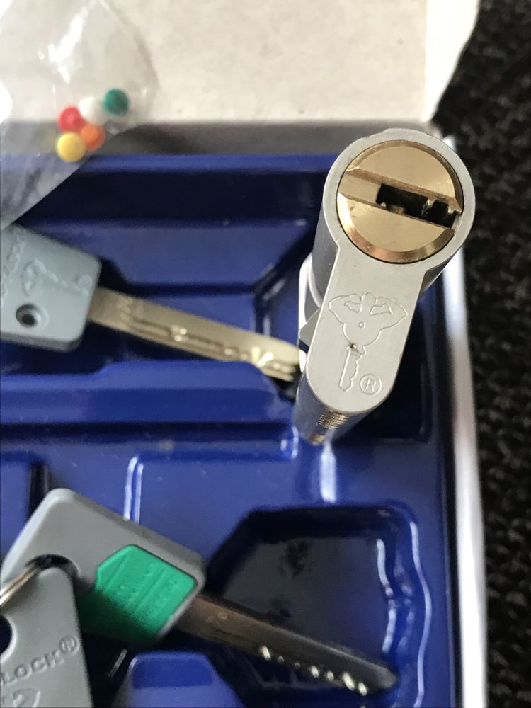 Mul-T-Lock циліндр серцевина лічинка