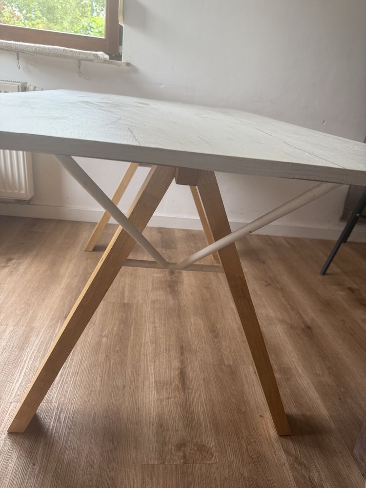 Stół 160x90 bialy z szarymi sękami, drewniane nogi