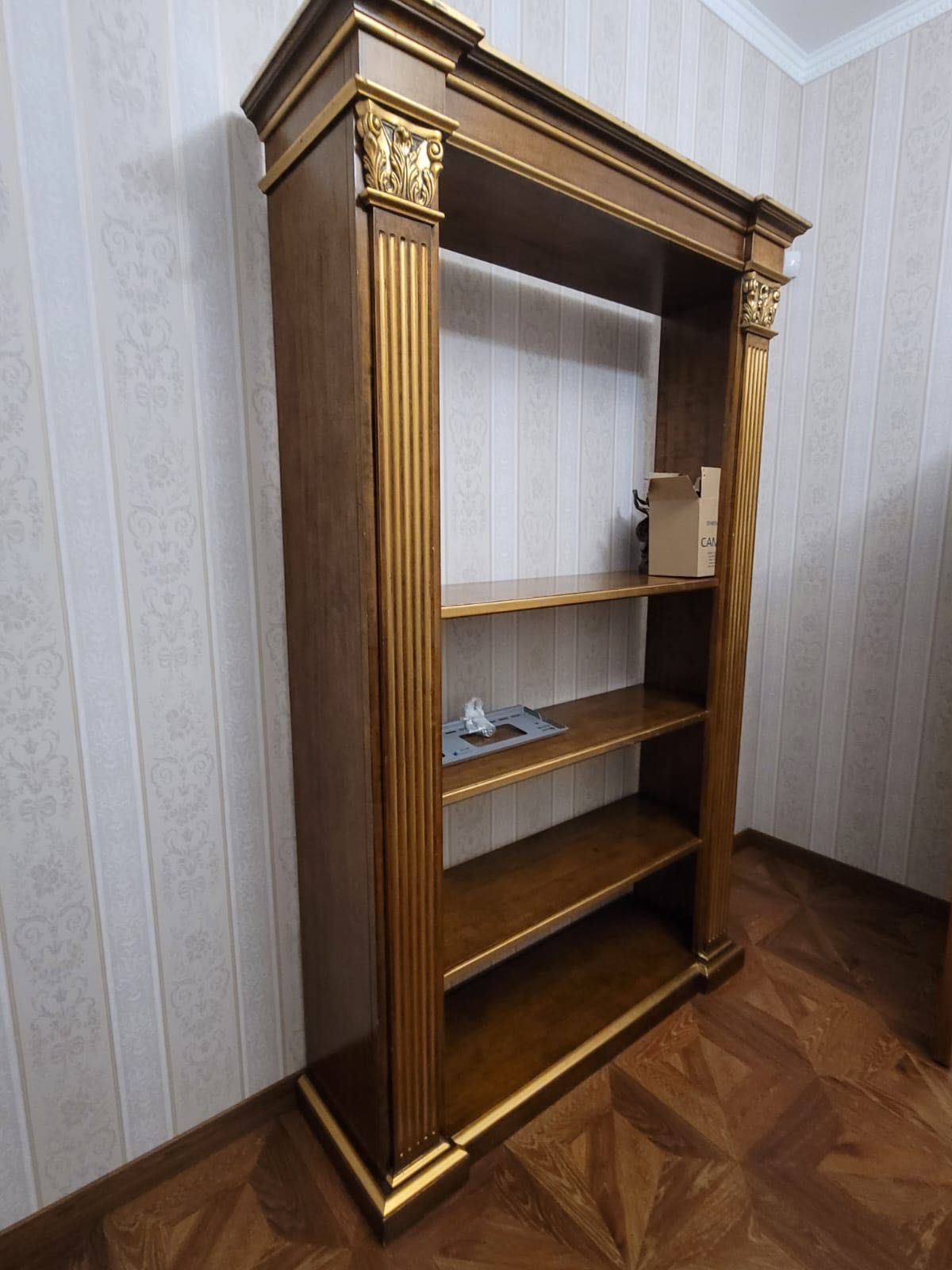 Класичний деревʼяний стелаж