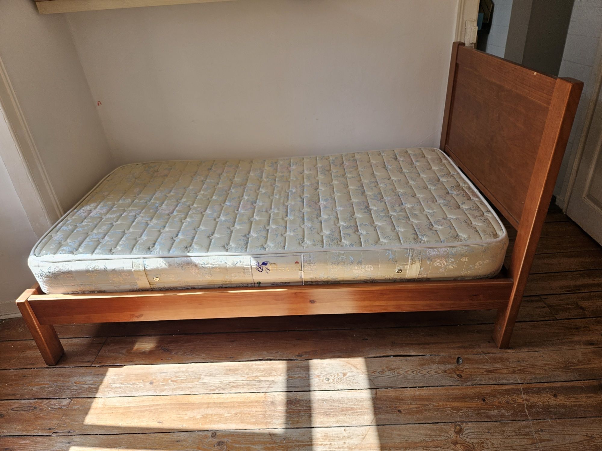 Cama de madeira (adulto) com oferta de colchão