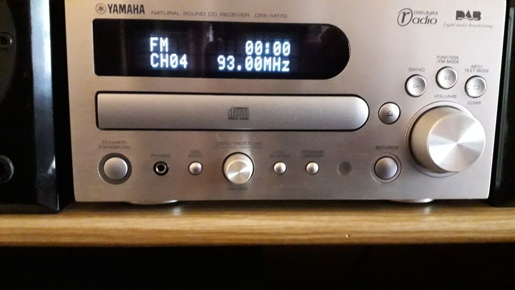 Amplituner z kompaktem Yamaha CRX m170