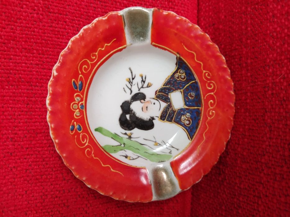 Cinzeiro porcelana japonesa pintado c/ relevo em latão
