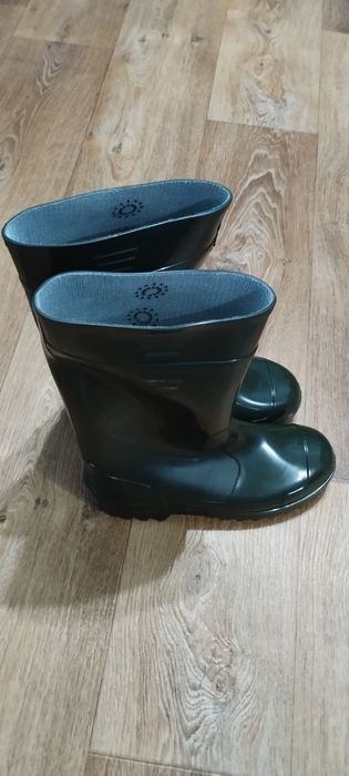 Новые резиновые сапоги.