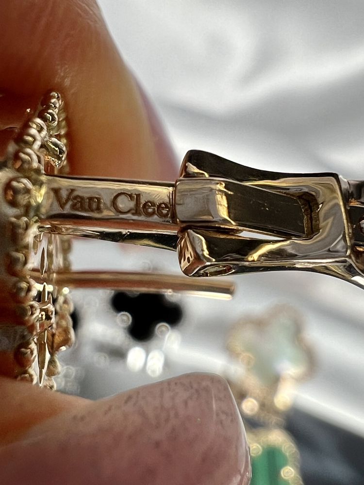 Золоті сережки у стилі Van Cleef