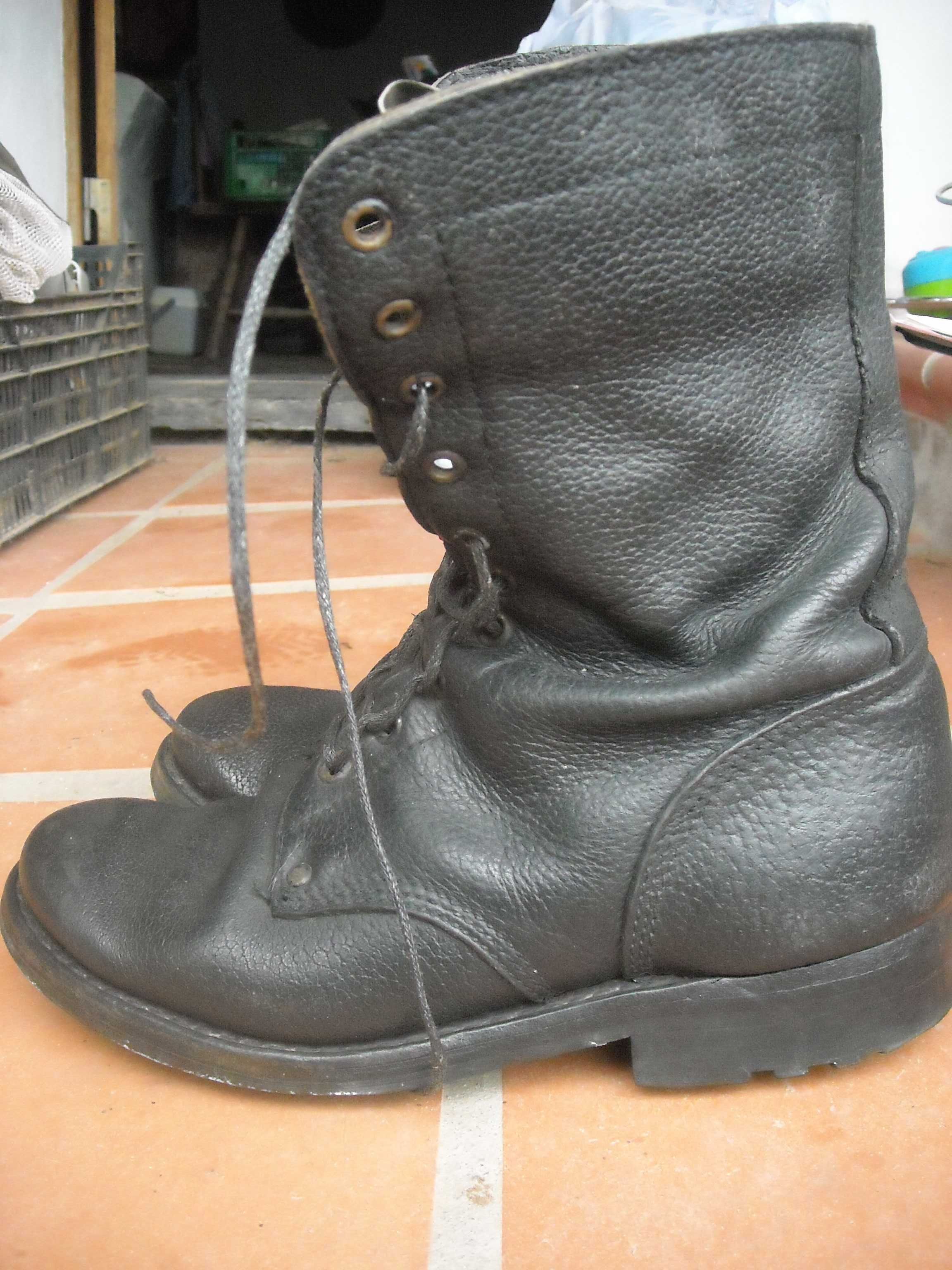 Botas da tropa antigas com pouco uso